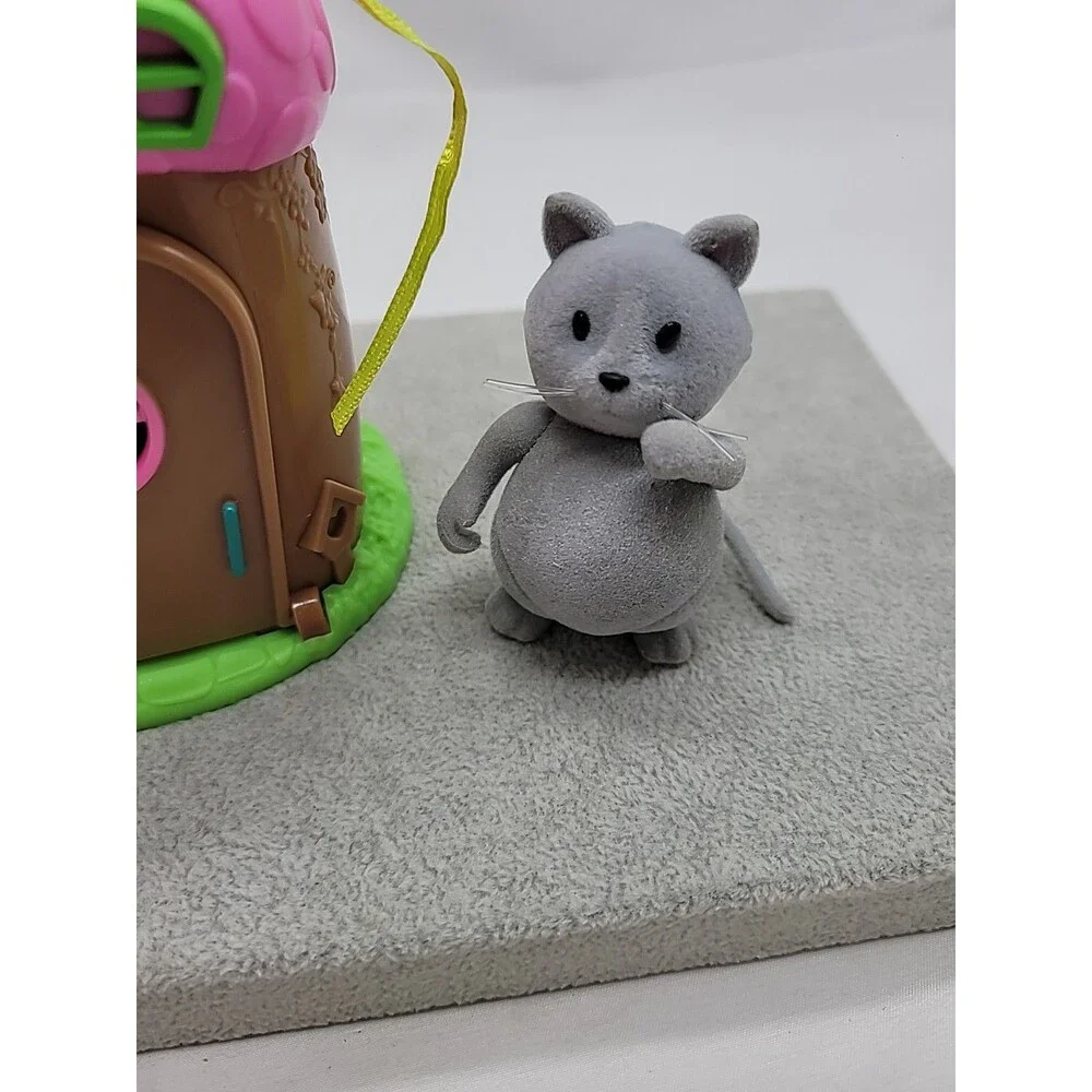 Li'l Woodzeez Mini Acorn House Surprise – 1 Mini House Playset and Cat Flocked